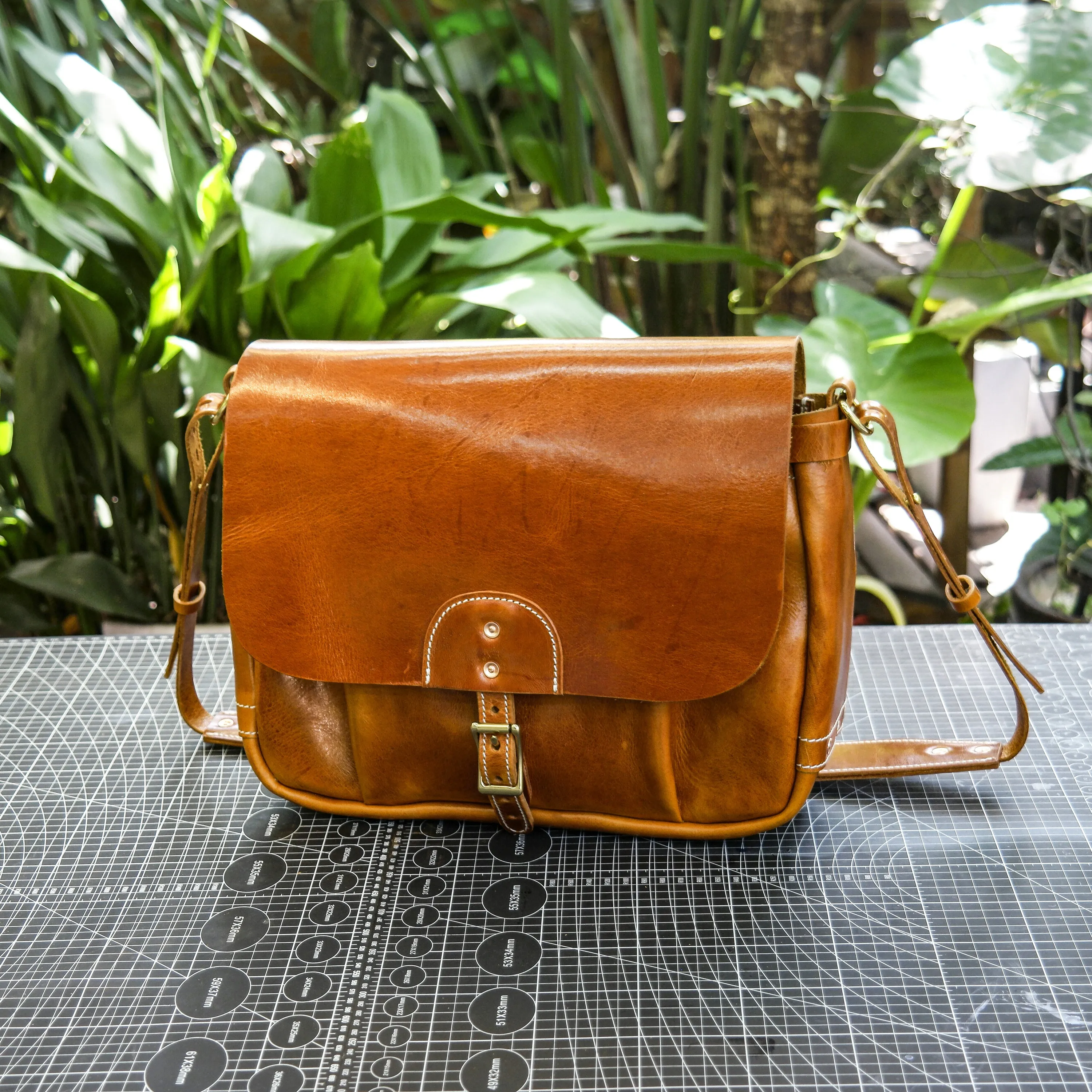 Cowhide messenger bag and Leather crossbody bag，Office bag made of cowhide,Briefcase, laptop bag